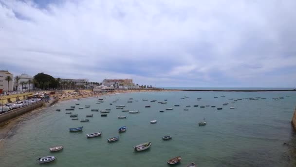 Cadiz Ισπανια Απριλιου 2023 Σκάφη Στην Παραλία Caleta Στο Κάδιξ — Αρχείο Βίντεο