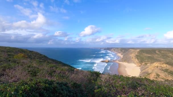 岩場の崖の海岸と波がクラッシュした牧歌的な自然景観の眺め サーファービーチでの岩 Praia Castelejo近くサグレス ポルトガルの南 アルガルヴェ地方の西大西洋岸 — ストック動画