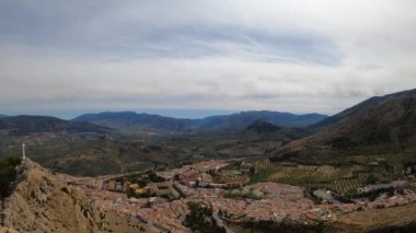 JAEN, İspanya - 6 Nisan 2023: 6 Nisan 2023 'te İspanya' nın Jaen kentinde güneşli bir günde Santa Catalina Ortaçağ kalesinden panoramik şehir manzarası