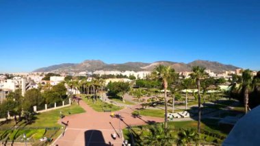 TORREMOLINOS, İspanya - 26 Nisan 2023: Torremolinos, İspanya 'daki Parque de la Bateria' da Yürüyüş