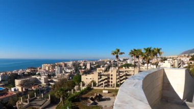 TORREMOLINOS, SPAIN - 26 Nisan 2023: İspanya 'nın Torremolinos kentindeki Parque de la Bateria' dan Akdeniz manzarası