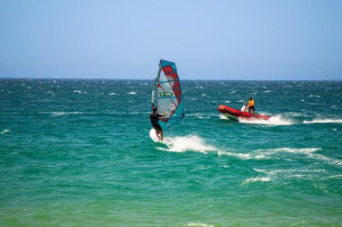 TARIFA, İspanya - 17 Haziran 2023: Valdevaqueros plajında uçurtma uçurma, Gibraltar Boğazı, Tarifa, İspanya 17 Haziran 2023