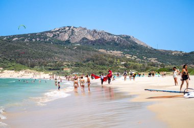 TARIFA, İspanya - 17 Haziran 2023: Valdevaqueros plajında uçurtma uçurma, Gibraltar Boğazı, Tarifa, İspanya 17 Haziran 2023