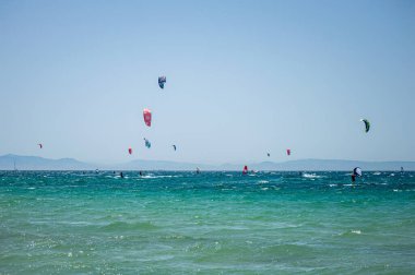 TARIFA, İspanya - 17 Haziran 2023: Valdevaqueros plajında uçurtma uçurma, Gibraltar Boğazı, Tarifa, İspanya 17 Haziran 2023
