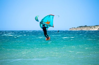 TARIFA, İspanya - 17 Haziran 2023: Valdevaqueros plajında uçurtma uçurma, Gibraltar Boğazı, Tarifa, İspanya 17 Haziran 2023