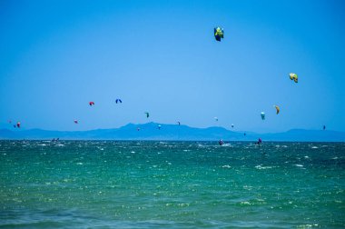 TARIFA, İspanya - 17 Haziran 2023: Valdevaqueros plajında uçurtma uçurma, Gibraltar Boğazı, Tarifa, İspanya 17 Haziran 2023
