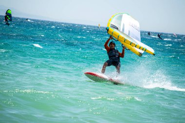 TARIFA, İspanya - 17 Haziran 2023: Valdevaqueros plajında uçurtma uçurma, Gibraltar Boğazı, Tarifa, İspanya 17 Haziran 2023