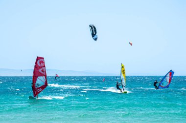 TARIFA, İspanya - 17 Haziran 2023: Valdevaqueros plajında uçurtma uçurma, Gibraltar Boğazı, Tarifa, İspanya 17 Haziran 2023