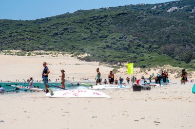 TARIFA, İspanya - 17 Haziran 2023: Valdevaqueros plajında uçurtma uçurma, Gibraltar Boğazı, Tarifa, İspanya 17 Haziran 2023