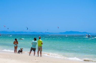 TARIFA, İspanya - 17 Haziran 2023: Valdevaqueros plajında uçurtma uçurma, Gibraltar Boğazı, Tarifa, İspanya 17 Haziran 2023