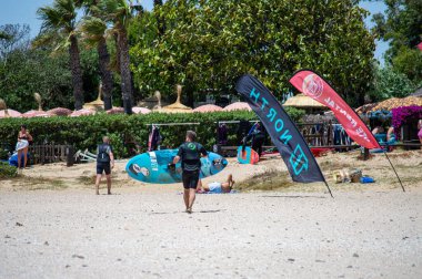 TARIFA, İspanya - 17 Haziran 2023: Valdevaqueros plajında uçurtma uçurma, Gibraltar Boğazı, Tarifa, İspanya 17 Haziran 2023