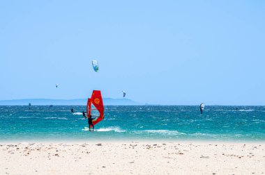 TARIFA, İspanya - 17 Haziran 2023: Valdevaqueros plajında uçurtma uçurma, Gibraltar Boğazı, Tarifa, İspanya 17 Haziran 2023
