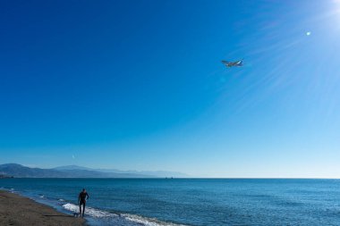 MALAGA, İspanya - 25 Mart 2023: Akdeniz üzerinde gün doğumunda iniş yapan uçak, Costa del Sol, Malaga, İspanya 25 Mart 2023
