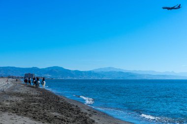 MALAGA, İspanya - 25 Mart 2023: Akdeniz 'de Atlılar gün doğumunda, Costa del Sol Malaga, İspanya' da 25 Mart 2023