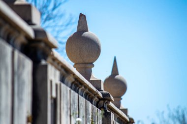 GRANADA, SPAIN - 5 Nisan 2023: 5 Nisan 2023 tarihinde İspanya 'nın Granada kentinde bulunan Monasterio de la Cartuja (Manastır de Nuestra Seora de la Asuncin) kilisesindeki barok günah keçisi