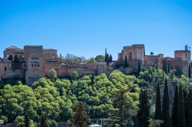 Granada, İspanya - 5 Nisan 2023 'te İspanya' nın Granada kentindeki antik Arap kalesinin panoramik görüntüsü