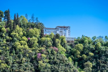 Granada, İspanya - 5 Nisan 2023 'te İspanya' nın Granada kentindeki antik Arap kalesinin panoramik görüntüsü