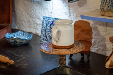 GRANADA, İspanya - 5 Nisan 2023: Cuevas del Sacromonte Müzesi 5 Nisan 2023