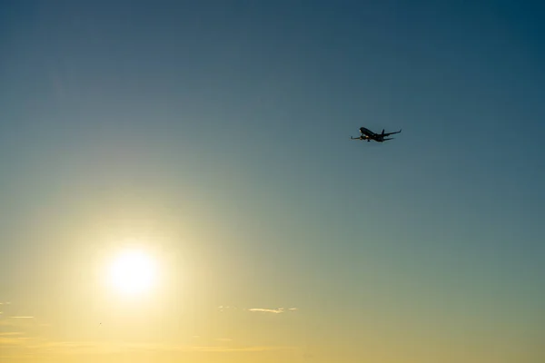Μαλαγκα Ισπανια Μαρτιου 2023 Αεροπλάνο Προσγειώνεται Την Ανατολή Του Ηλίου — Φωτογραφία Αρχείου