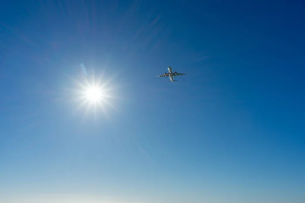 Malaga España Marzo 2023 Avión Aterrizando Amanecer Sobre Mar Mediterráneo — Foto de Stock