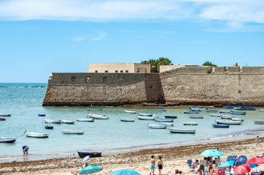 CADIZ, İspanya - 30 Nisan 2023 tarihinde İspanya 'nın Cadiz kentinde bulunan bir plajdır.