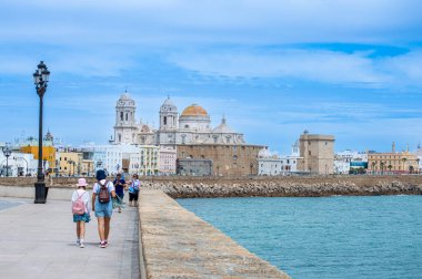 CADIZ, İspanya - 30 Nisan 2023: 30 Nisan 2023 tarihinde İspanya 'nın Cadiz kentindeki Saint Sebastian Kalesi' ne giden yol