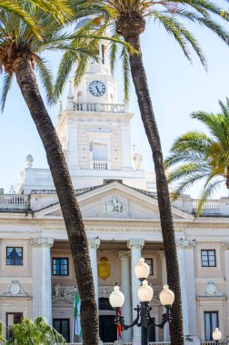 CADIZ, İspanya - 30 Nisan 2023: 30 Nisan 2023 'te İspanya' nın Cadiz kentindeki Plaza de San Juan de Dias belediye binası