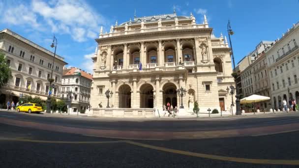 ハンガリーのブダペスト 2023年7月7日 市内中心部に位置するハンガリー王室オペラハウス 美しい夏の日 2023年7月7日のハンガリー ブダペストの路上の人々 — ストック動画