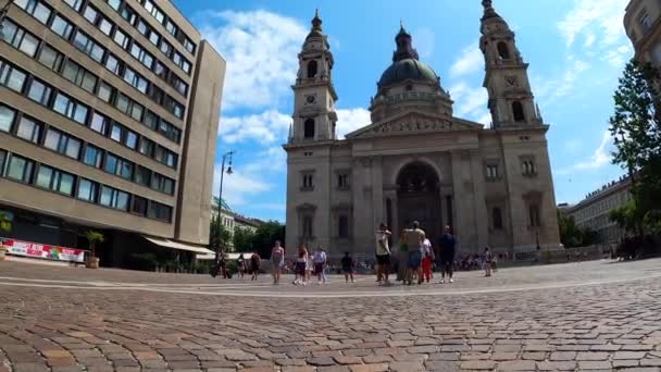 ハンガリーのブダペスト 2023年7月7日 ハンガリーのブダペストで最初のハンガリー王スティーブンを記念して 聖シュテファン大聖堂 ローマ大聖堂 2023年7月7日 — ストック動画