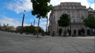 BUDAPEST, HUNGARY - 7 Temmuz 2023: Gündüz Macaristan Parlamentosu. Budapeşte. Macar başkentindeki en güzel binalardan biri. Budapeşte, Macaristan 7 Temmuz 2023