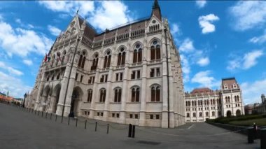 BUDAPEST, HUNGARY - 7 Temmuz 2023: Gündüz Macaristan Parlamentosu. Budapeşte. Macar başkentindeki en güzel binalardan biri. Budapeşte, Macaristan 7 Temmuz 2023