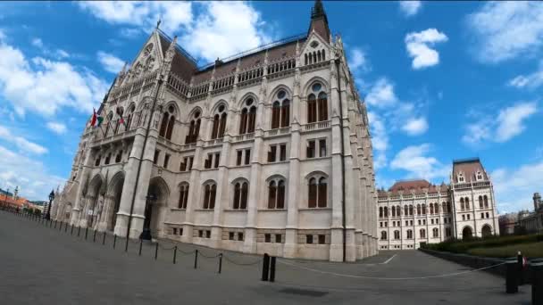 ハンガリーのブダペスト 2023年7月7日 昼間のハンガリー議会 ブダペスト ハンガリーの首都で最も美しい建物の一つ 2023年7月7日ハンガリー ブダペスト — ストック動画
