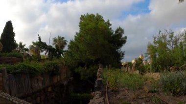 MALAGA, İspanya - 17 Temmuz 2023 'te İspanya' nın Malaga şehrinde bulutlu bir yaz gününde Castillo de Gibralfaro 'ya giden yol