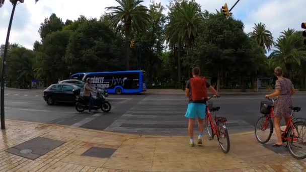 Malaga Hiszpania Lipiec 2023 Rowerzyści Przejeżdżający Drogą Parku Malaga Pobliżu — Wideo stockowe