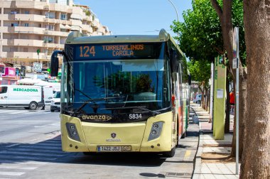 TORREMOLINOS, İspanya - 4 Mayıs 2023: Otobüs 124 4 Mayıs 2023 tarihinde İspanya 'nın Torremolinos kentindeki şehir merkezinde yolcu bekliyor