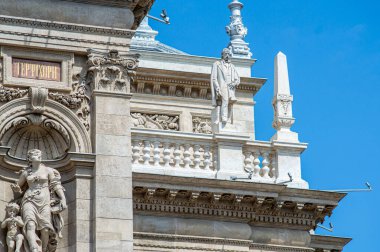 BUDAPEST, HUNGARY - 7 Temmuz 2023 Macar Kraliyet Opera Evi şehir merkezinde yer almaktadır. Güzel bir yaz günü, 7 Temmuz 2023 'te Budapeşte, Macaristan' da insanlar sokaklara döküldü.