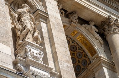 BUDAPEST, HUNGARY - 7 Temmuz 2023 Macar Kraliyet Opera Evi şehir merkezinde yer almaktadır. Güzel bir yaz günü, 7 Temmuz 2023 'te Budapeşte, Macaristan' da insanlar sokaklara döküldü.