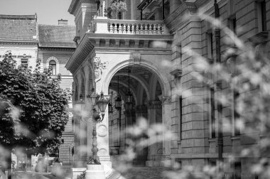 BUDAPEST, HUNGARY - 7 Temmuz 2023 Macar Kraliyet Opera Evi şehir merkezinde yer almaktadır. Güzel bir yaz günü, 7 Temmuz 2023 'te Budapeşte, Macaristan' da insanlar sokaklara döküldü.