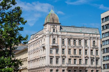 BUDAPEST, HUNGARY - 7 Temmuz 2023: 7 Temmuz 2023 tarihinde Macaristan 'ın Budapeşte kentindeki ilk Macaristan Kralı Stephen' ın anısına St. Stephen Bazilikası 'na doğru yolda yürümek