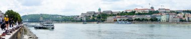 BUDAPEST, HUNGARY - 7 Temmuz 2023: Budapeşte, Macaristan 'da Tuna nehrinin panoramik manzarası