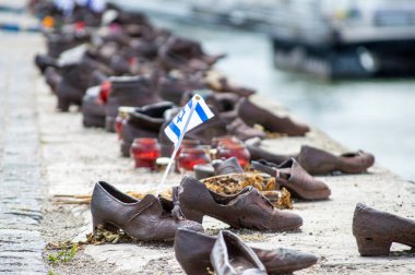BUDAPEST, HUNGARY - 7 Temmuz 2023: The Shoes on the Tuna Bank, 7 Temmuz 2023 tarihinde Macaristan 'ın Budapeşte kentinde 2.