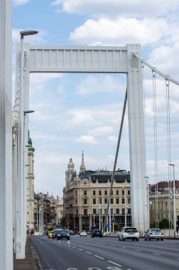 BUDAPEST, HUNGARY - 7 Temmuz 2023: Budapeşte, Macaristan 'da Tuna üzerindeki Elisabeth Köprüsü
