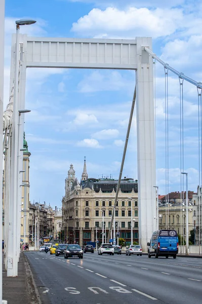 BUDAPEST, HUNGARY - 7 Temmuz 2023: Budapeşte, Macaristan 'da Tuna üzerindeki Elisabeth Köprüsü