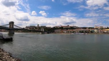 BUDAPEST, HUNGARY - 7 Temmuz 2023: Tuna Nehri 'nin batı kıyısı, Kraliyet Sarayı ve Balıkçı Kalesi, Budapeşte, Macaristan' da 7 Temmuz 2023 'te zaman aşımı