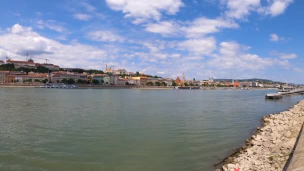 Budapest Hungría Julio 2023 Ribera Occidental Del Río Danubio Palacio — Vídeos de Stock