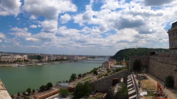 Budapest Hungría Julio 2023 Ribera Oriental Del Río Danubio Parlamento — Vídeo de stock