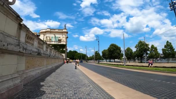 Budapest Hungria Julho 2023 Turistas Dirigindo Scooters Elétricos Lado Oeste — Vídeo de Stock
