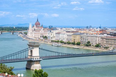 BUDAPEST, HUNGARY - 7 Temmuz 2023: Budapeşte, Macaristan 'da Tuna Nehri' nin doğu kıyısı