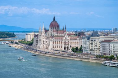 BUDAPEST, HUNGARY - 7 Temmuz 2023: Budapeşte, Macaristan 'da Tuna Nehri' nin doğu kıyısı