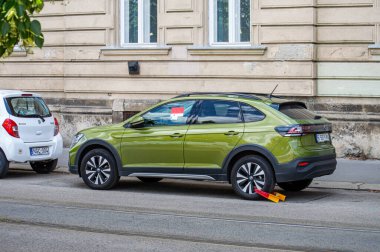 BUDAPEST, HUNGARY - 7 Temmuz 2023: 7 Temmuz 2023 'te Macaristan' ın Budapeşte kentinde park yasağı olan bir yerde engelli araç